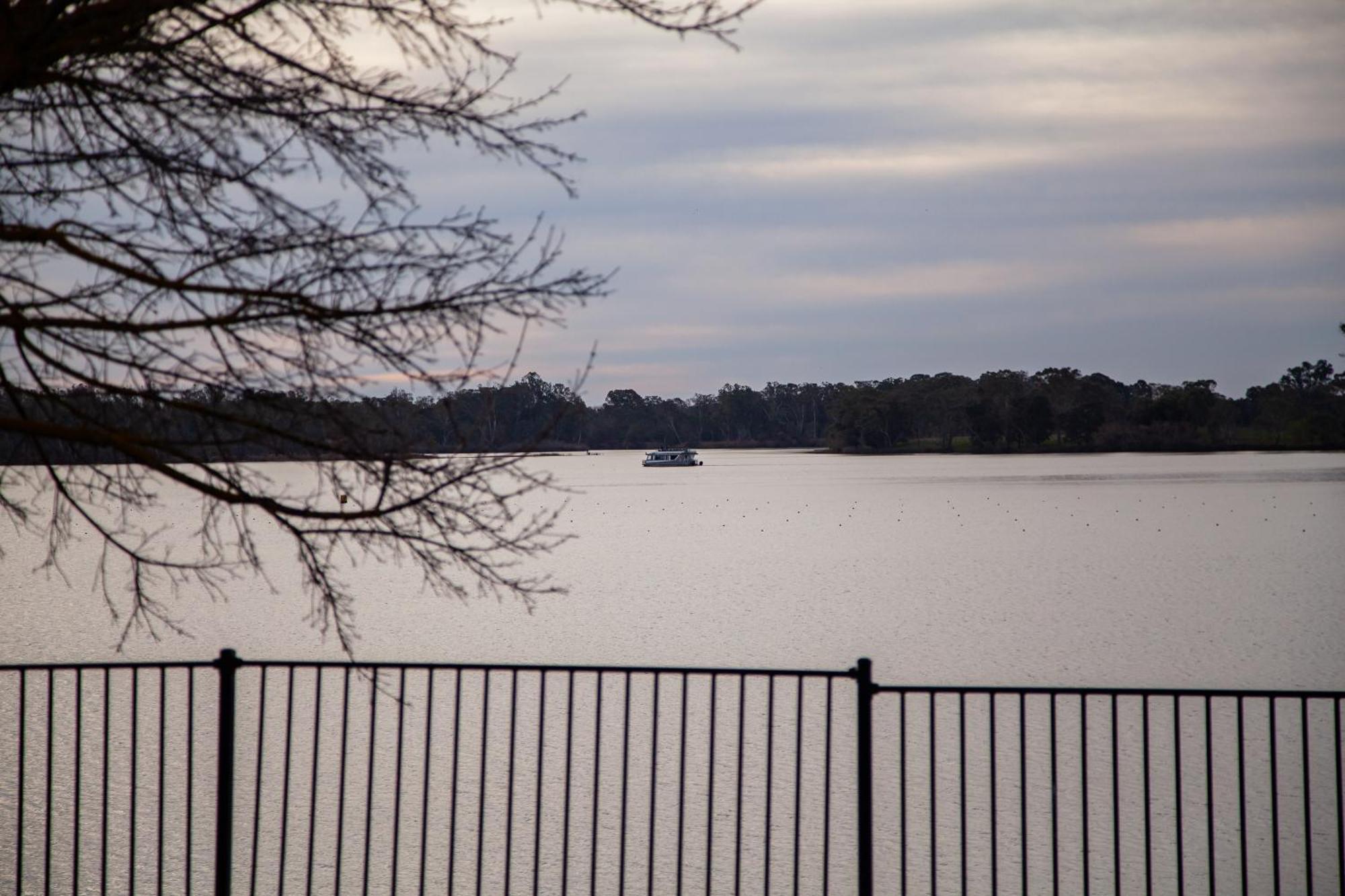Nagambie Waterfront Motel Екстер'єр фото